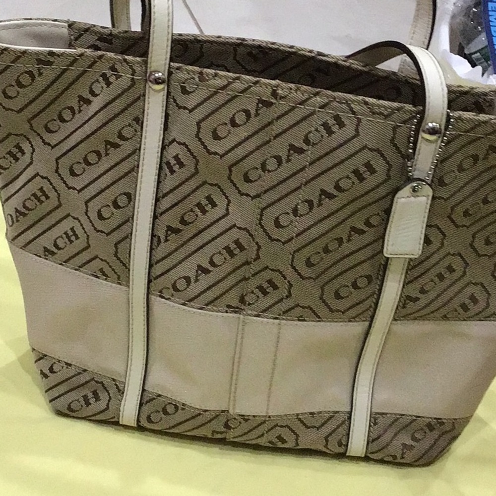 Preloved Coach tote handbag in very good condition zip closure